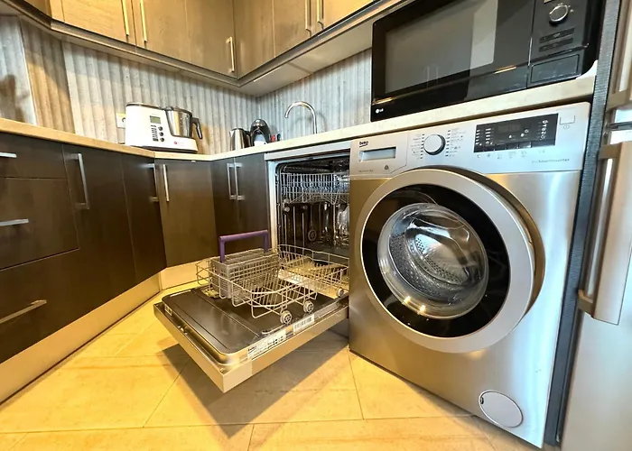 Amplia Terraza Con Maravillosas Vistas Muy Cerca De La Playa Torremolinos